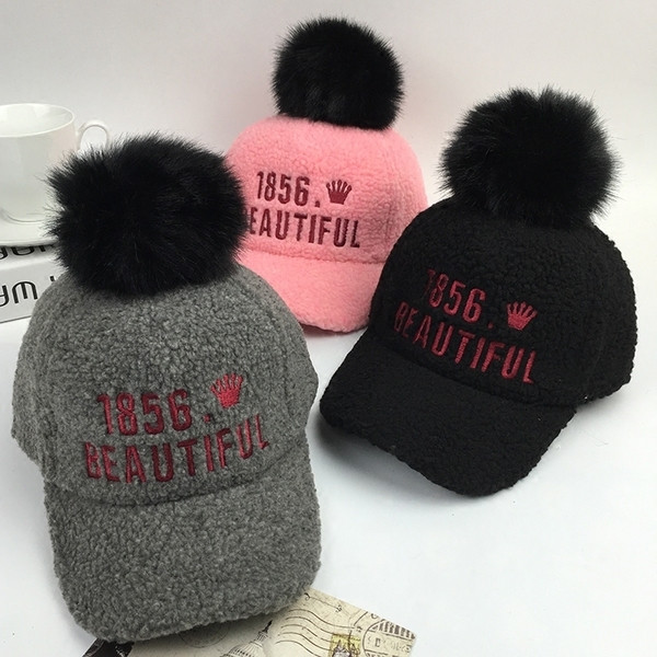 Вълнена детска шапка с козирка и пух в четири цвята