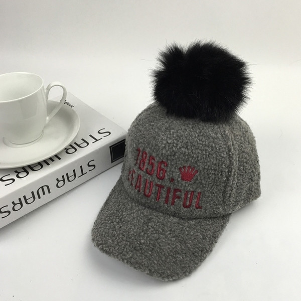 Вълнена детска шапка с козирка и пух в четири цвята