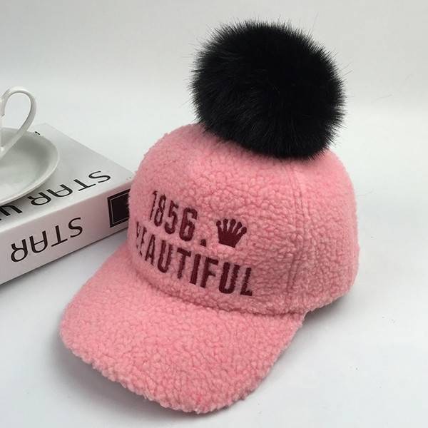 Вълнена детска шапка с козирка и пух в четири цвята