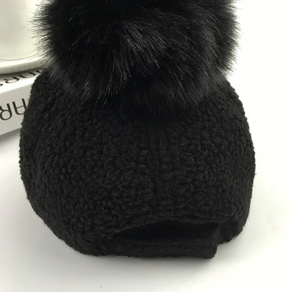 Вълнена детска шапка с козирка и пух в четири цвята