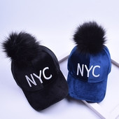 Стилна детска шапка с козирка и пухче