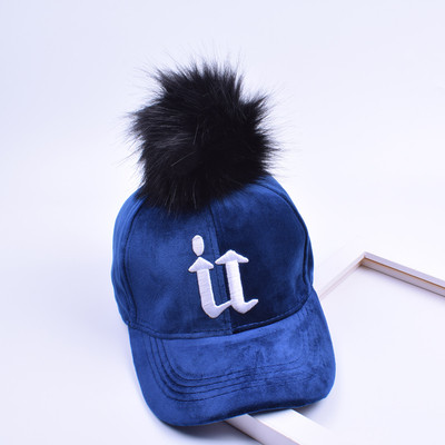 Стилна детска шапка с козирка и пухче