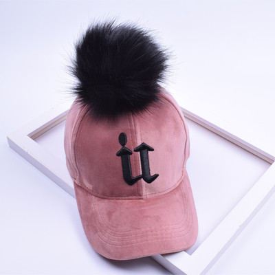 Стилна детска шапка с козирка и пухче