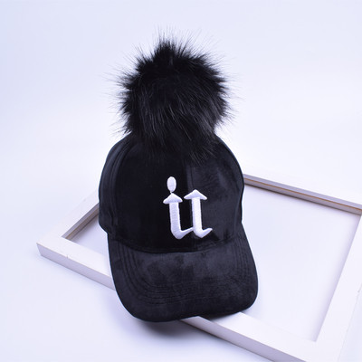 Стилна детска шапка с козирка и пухче