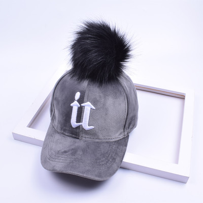 Стилна детска шапка с козирка и пухче