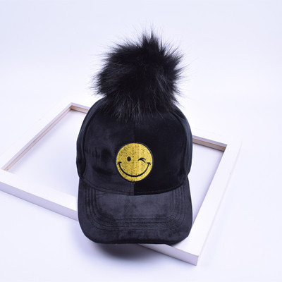 Стилна детска шапка с козирка и пухче