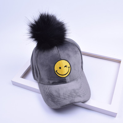 Стилна детска шапка с козирка и пухче