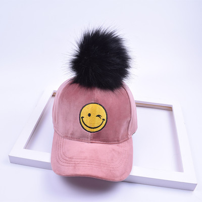 Стилна детска шапка с козирка и пухче