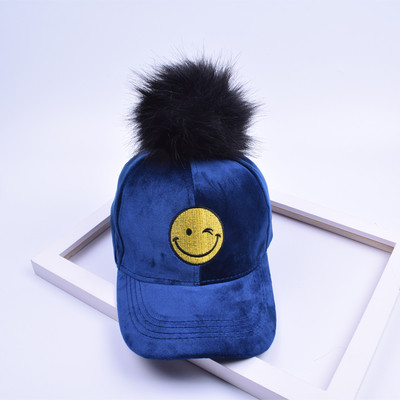 Стилна детска шапка с козирка и пухче