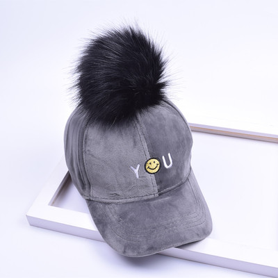 Стилна детска шапка с козирка и пухче