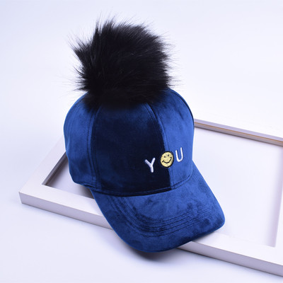 Стилна детска шапка с козирка и пухче