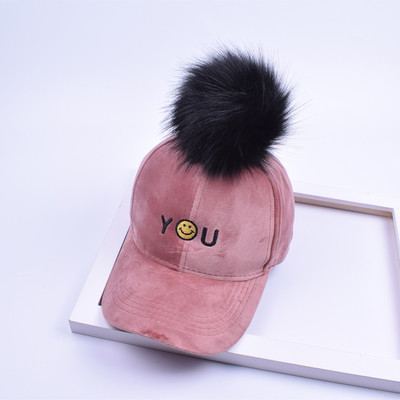 Стилна детска шапка с козирка и пухче