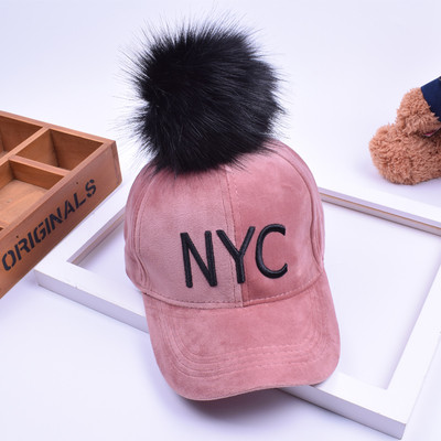 Стилна детска шапка с козирка и пухче