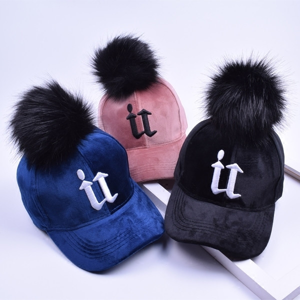 Стилна детска шапка с козирка и пухче