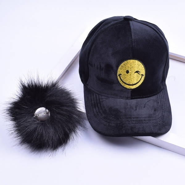 Стилна детска шапка с козирка и пухче