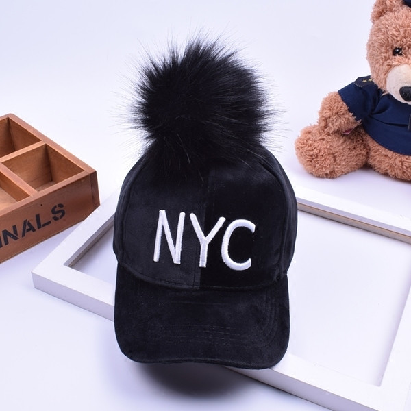 Стилна детска шапка с козирка и пухче