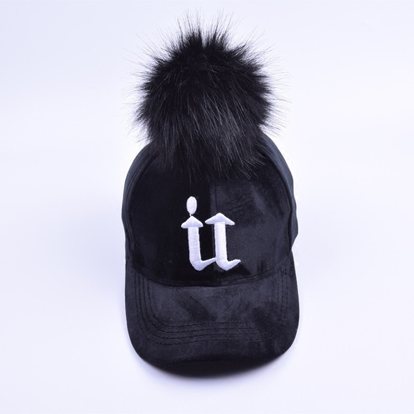 Стилна детска шапка с козирка и пухче