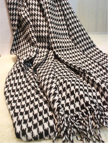 Спортно-елегантен кариран дамски шал в черно-бял цвят