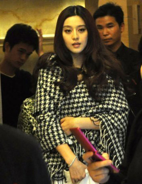 Σπορ-κομψό σάλι φουλάρι μαύρο και άσπρο