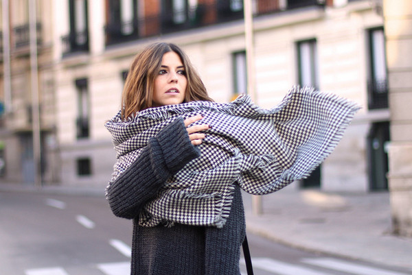 Σπορ-κομψό σάλι φουλάρι μαύρο και άσπρο