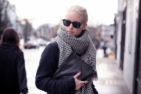 Σπορ-κομψό σάλι φουλάρι μαύρο και άσπρο