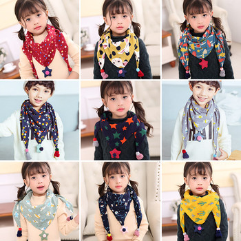 Детски триъгълен шал с принт в различни цветове