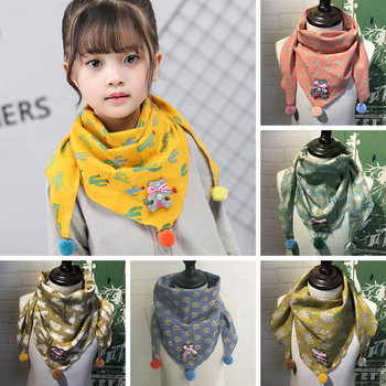 Детски триъгълен шал с принт в различни цветове