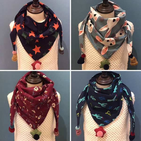 Детски триъгълен шал с принт в различни цветове