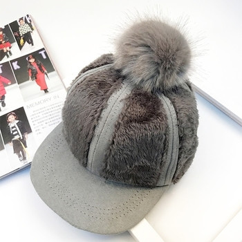 Стилна зимна плюшена шапка с козирка и пух