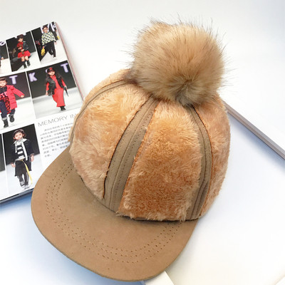 Стилна зимна плюшена шапка с козирка и пух