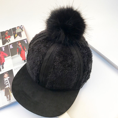 Стилна зимна плюшена шапка с козирка и пух
