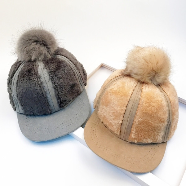 Стилна зимна плюшена шапка с козирка и пух