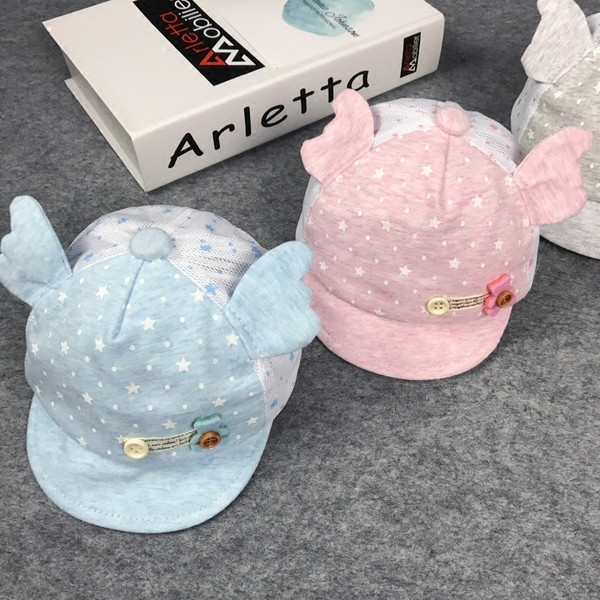 Бебешка шапка с козирка и декорация в четири цвята