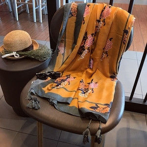 Спортно-елегантен дамски шал с флорални мотиви в жълт цвят