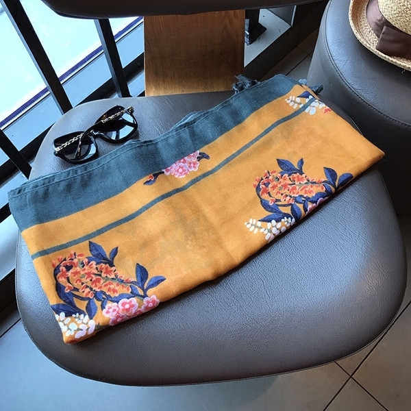 Спортно-елегантен дамски шал с флорални мотиви в жълт цвят