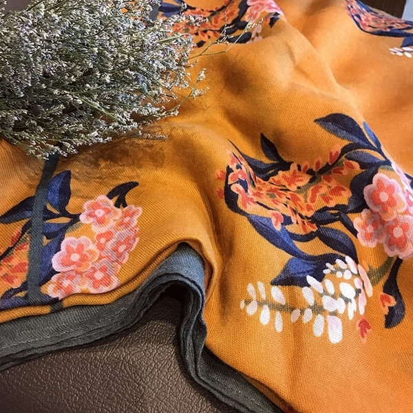 Спортно-елегантен дамски шал с флорални мотиви в жълт цвят