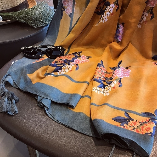 Спортно-елегантен дамски шал с флорални мотиви в жълт цвят