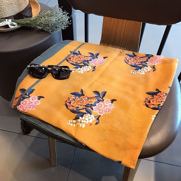 Спортно-елегантен дамски шал с флорални мотиви в жълт цвят