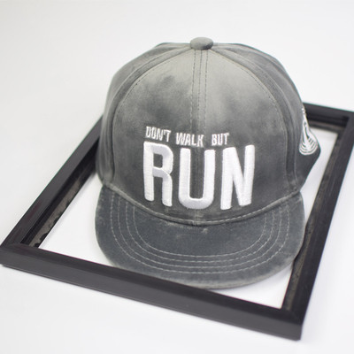 Детска шапка за момчета и момичета с надпис и козирка