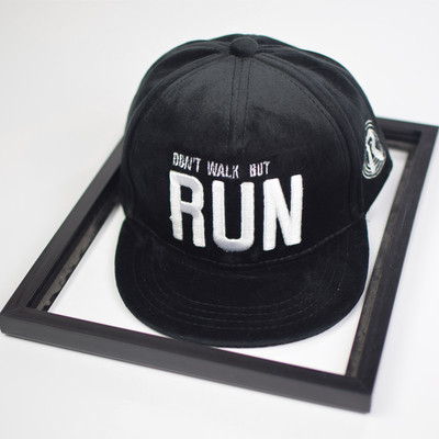 Детска шапка за момчета и момичета с надпис и козирка