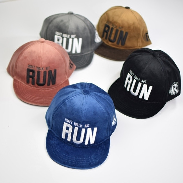 Детска шапка за момчета и момичета с надпис и козирка