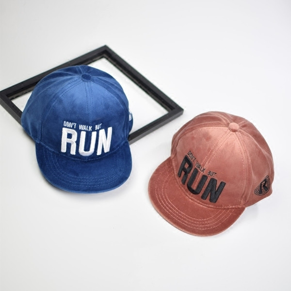 Детска шапка за момчета и момичета с надпис и козирка