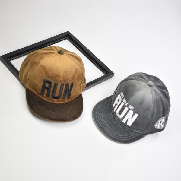 Детска шапка за момчета и момичета с надпис и козирка