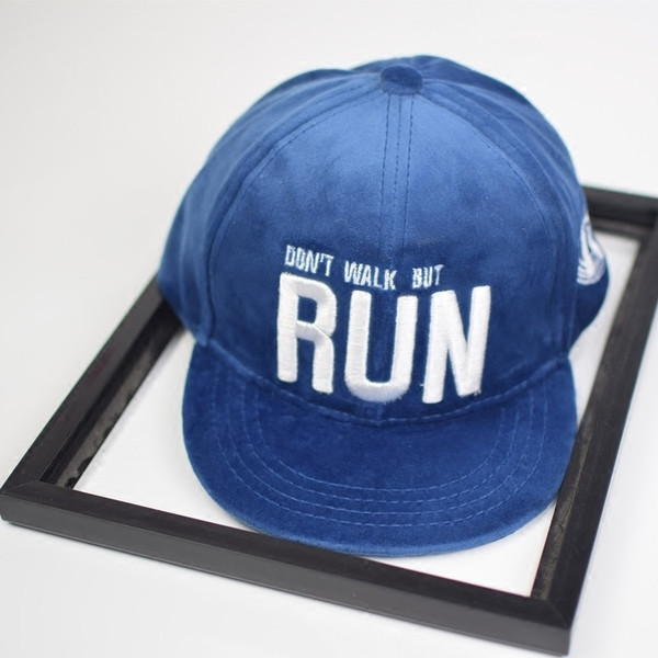 Детска шапка за момчета и момичета с надпис и козирка