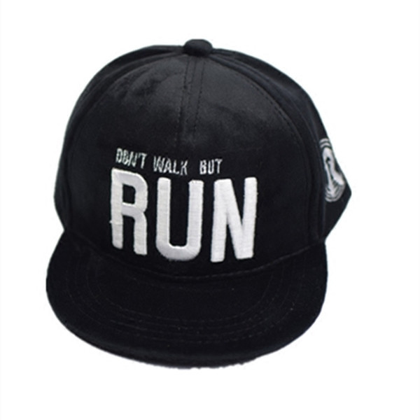 Детска шапка за момчета и момичета с надпис и козирка