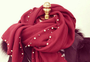 Изчистен и мек модел дамски шал с декоративни перли в няколко цвята