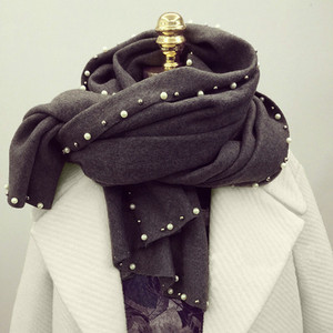 Изчистен и мек модел дамски шал с декоративни перли в няколко цвята