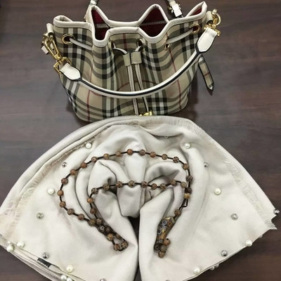 Изчистен и мек модел дамски шал с декоративни перли в няколко цвята