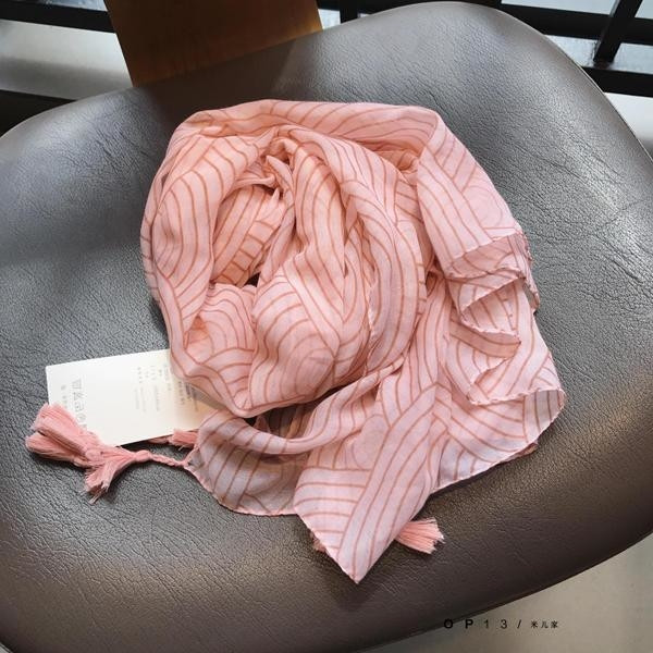 Модерен ефирен дмаски шал с пискюли в розов цвят