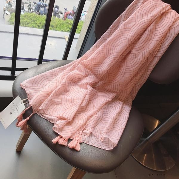 Модерен ефирен дмаски шал с пискюли в розов цвят